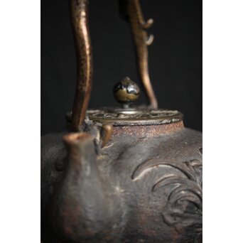 亀文堂 日本梅泉 饕餮紋蓋 象嵌鉄瓶　 M253 