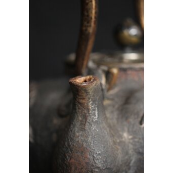 亀文堂 日本梅泉 饕餮紋蓋 象嵌鉄瓶　 M253 