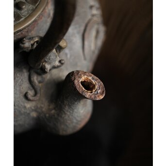 亀文堂 日本梅泉 饕餮紋蓋 象嵌鉄瓶　 M253 