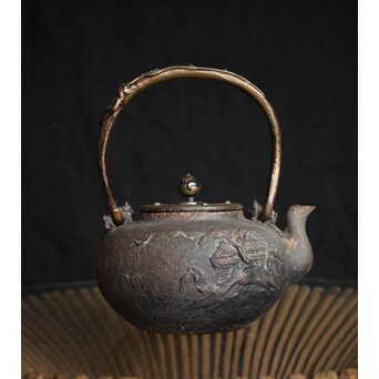 亀文堂 日本梅泉 饕餮紋蓋 象嵌鉄瓶　 M253 