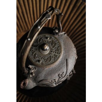 亀文堂 日本梅泉 饕餮紋蓋 象嵌鉄瓶　 M253