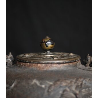 亀文堂 日本梅泉 饕餮紋蓋 象嵌鉄瓶　 M253 