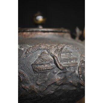 亀文堂 日本梅泉 饕餮紋蓋 象嵌鉄瓶　 M253 