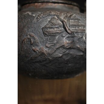 亀文堂 日本梅泉 饕餮紋蓋 象嵌鉄瓶　 M253 