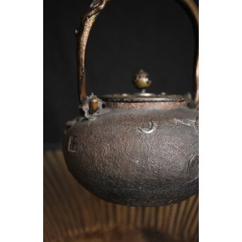 亀文堂 日本梅泉 饕餮紋蓋 象嵌鉄瓶　 M253 
