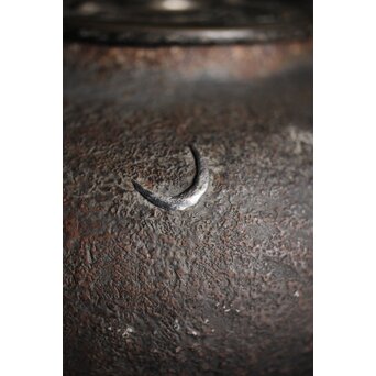 亀文堂 日本梅泉 饕餮紋蓋 象嵌鉄瓶　 M253 