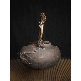 亀文堂 日本梅泉 饕餮紋蓋 象嵌鉄瓶　 M253 