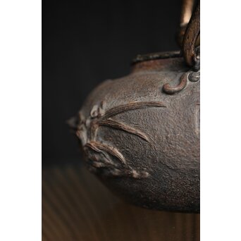 亀文堂 日本梅泉 饕餮紋蓋 象嵌鉄瓶　 M253 