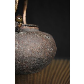 亀文堂 日本梅泉 饕餮紋蓋 象嵌鉄瓶　 M253 