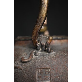 亀文堂 日本梅泉 饕餮紋蓋 象嵌鉄瓶　 M253 