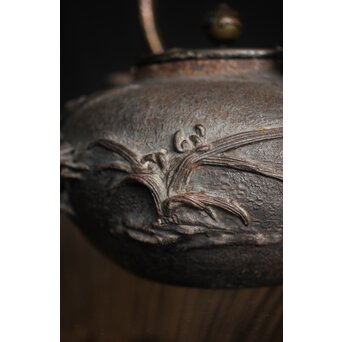 亀文堂 日本梅泉 饕餮紋蓋 象嵌鉄瓶　 M253 