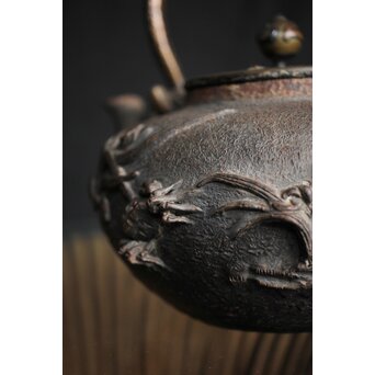 亀文堂 日本梅泉 饕餮紋蓋 象嵌鉄瓶　 M253 