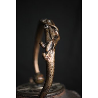 亀文堂 日本梅泉 饕餮紋蓋 象嵌鉄瓶　 M253 