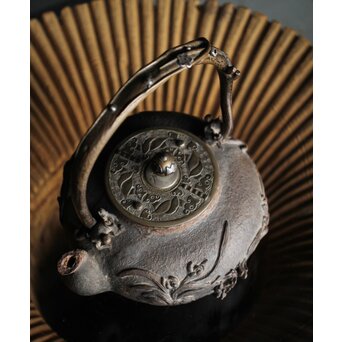 亀文堂 日本梅泉 饕餮紋蓋 象嵌鉄瓶　 M253 