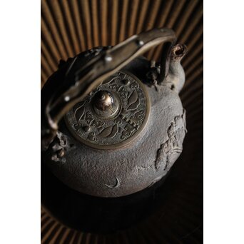 亀文堂 日本梅泉 饕餮紋蓋 象嵌鉄瓶　 M253 