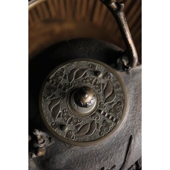 亀文堂 日本梅泉 饕餮紋蓋 象嵌鉄瓶　 M253 