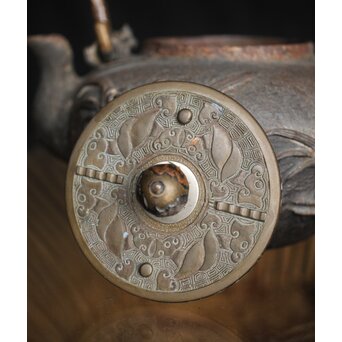 亀文堂 日本梅泉 饕餮紋蓋 象嵌鉄瓶　 M253 