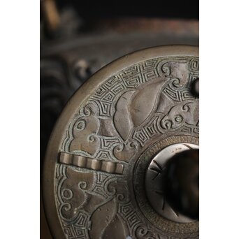 亀文堂 日本梅泉 饕餮紋蓋 象嵌鉄瓶　 M253 