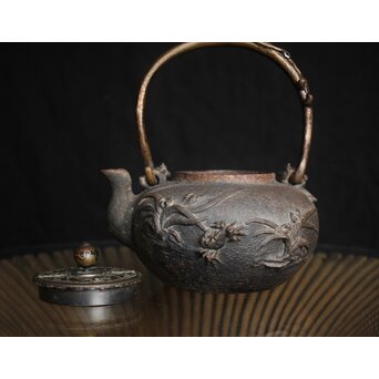 亀文堂 日本梅泉 饕餮紋蓋 象嵌鉄瓶　 M253 