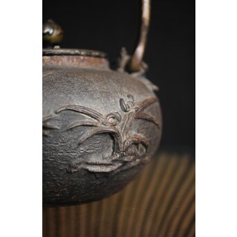 亀文堂 日本梅泉 饕餮紋蓋 象嵌鉄瓶　 M253 