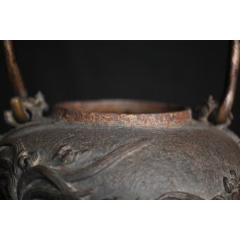 亀文堂 日本梅泉 饕餮紋蓋 象嵌鉄瓶　 M253 