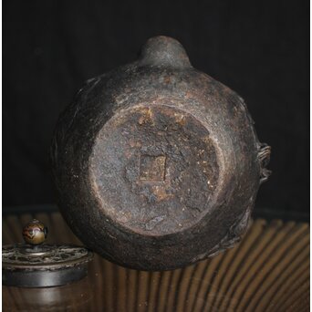 亀文堂 日本梅泉 饕餮紋蓋 象嵌鉄瓶　 M253 