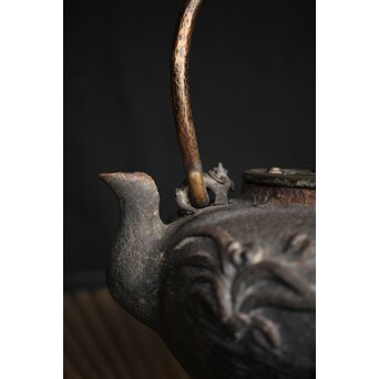 亀文堂 日本梅泉 饕餮紋蓋 象嵌鉄瓶　 M253 