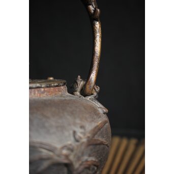 亀文堂 日本梅泉 饕餮紋蓋 象嵌鉄瓶　 M253 