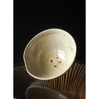 初代 真清水蔵六 珠光青磁魚紋大鉢　P239