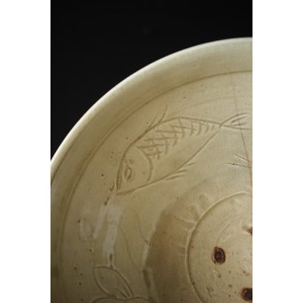 初代 真清水蔵六 珠光青磁魚紋大鉢　P239 