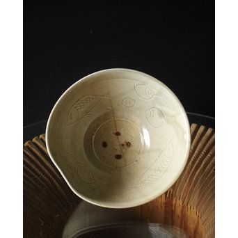 初代 真清水蔵六 珠光青磁魚紋大鉢　P239 