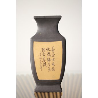 宜興紫砂 紅波刻 朱泥梅樹鳥釘彫漢詩文 四方花瓶　P244 