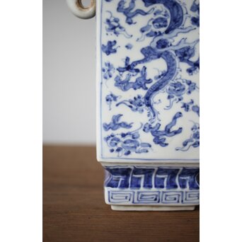 象耳瓶 染付花瓶　P266 