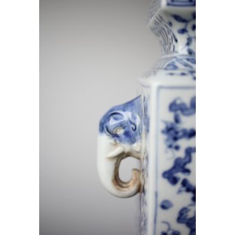 象耳瓶 染付花瓶　P266 