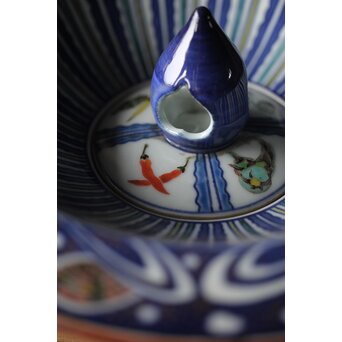 二代 上出喜山 九谷貝尽蓋物　P268 