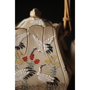 明治萬古 堀友直造 白泥花鶴細密色絵 五角形急須　P301 