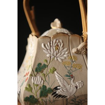 明治萬古 堀友直造 白泥花鶴細密色絵 五角形急須　P301 