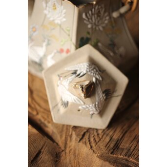 明治萬古 堀友直造 白泥花鶴細密色絵 五角形急須　P301 