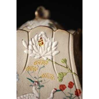 明治萬古 堀友直造 白泥花鶴細密色絵 五角形急須　P301 