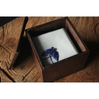 二代 清風与平 古染付写蓋物 唐木箱　P310 