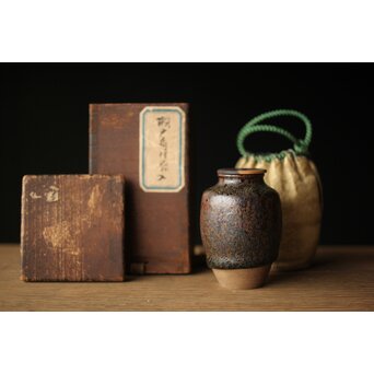 瀬戸天目釉肩衝茶入　P312