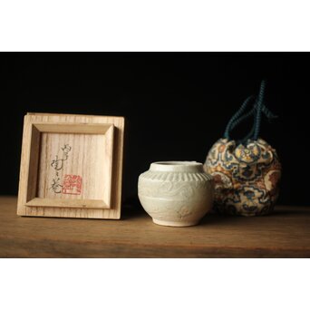 黒田陶々庵識 影青 小壺 草花文茶入　P329 