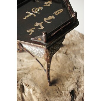 唐物 鷺足三脚卓 螺鈿卓 月光如水水如天　Q300 