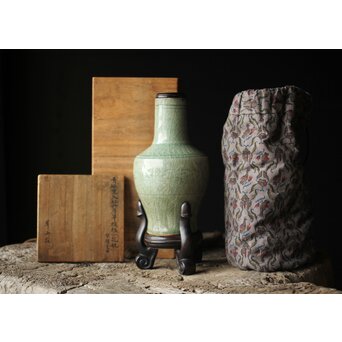 中国陶磁 龍泉窯 七官青磁 紫檀意台 瓶/花瓶　P339 