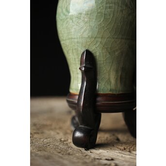 中国陶磁 龍泉窯 七官青磁 紫檀意台 瓶/花瓶　P339 