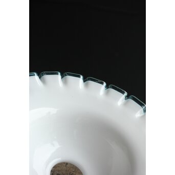 乳白地青縁 ひらひら電笠　A029 