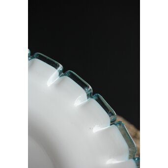 乳白地青縁 ひらひら電笠　A029 