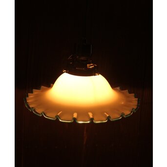 乳白地青縁 ひらひら電笠　A029 