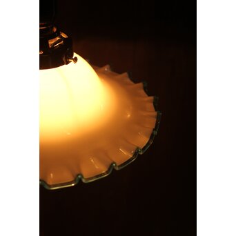 乳白地青縁 ひらひら電笠　A029 