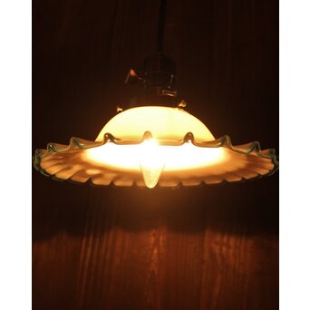 乳白地青縁 ひらひら電笠　A029 